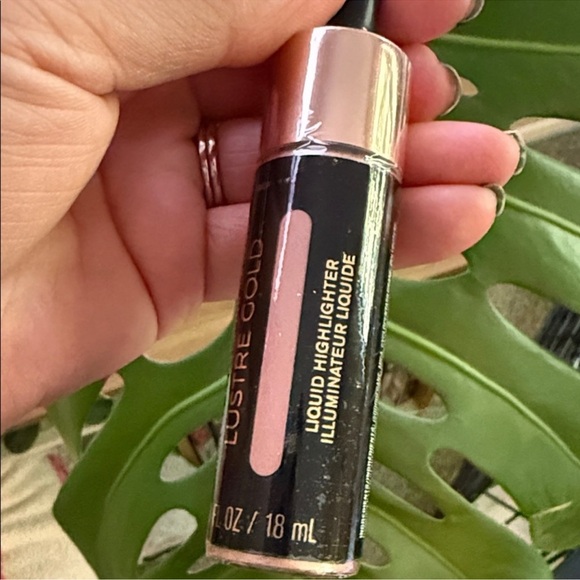 Revolution Lustre Gold Liquid Highlighter - Picture 2 of 4